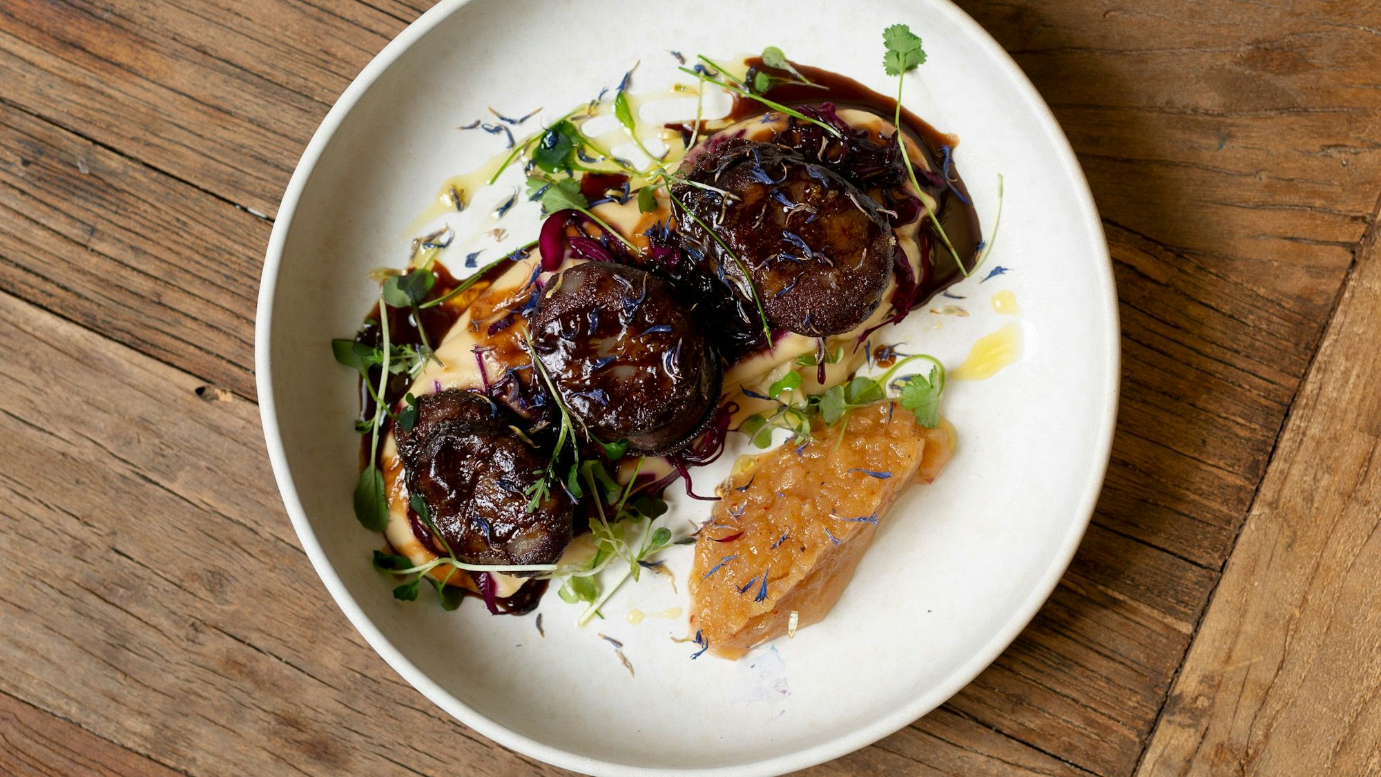 Auf dem Foto ist ein angerichteter Teller mit der rheinischen Spezialität Himmel un Ääd zu sehen.