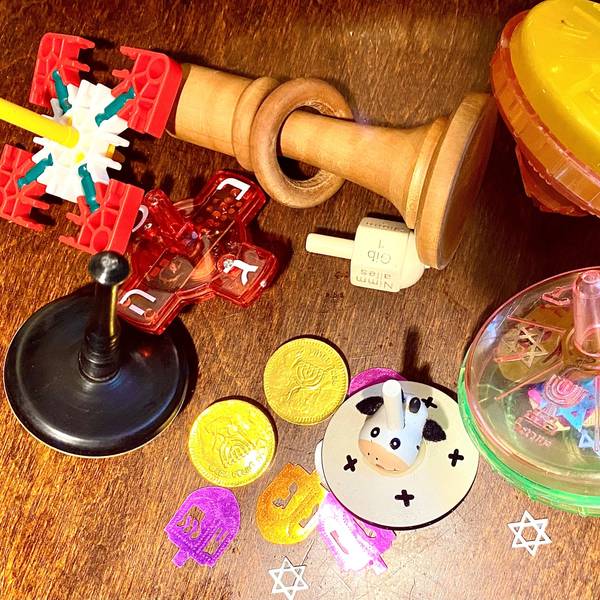 Viele Kreisel liegen auf dem Tisch. Manche sind aus Holz, andere aus Plastik, manche sind selbstgebaut.