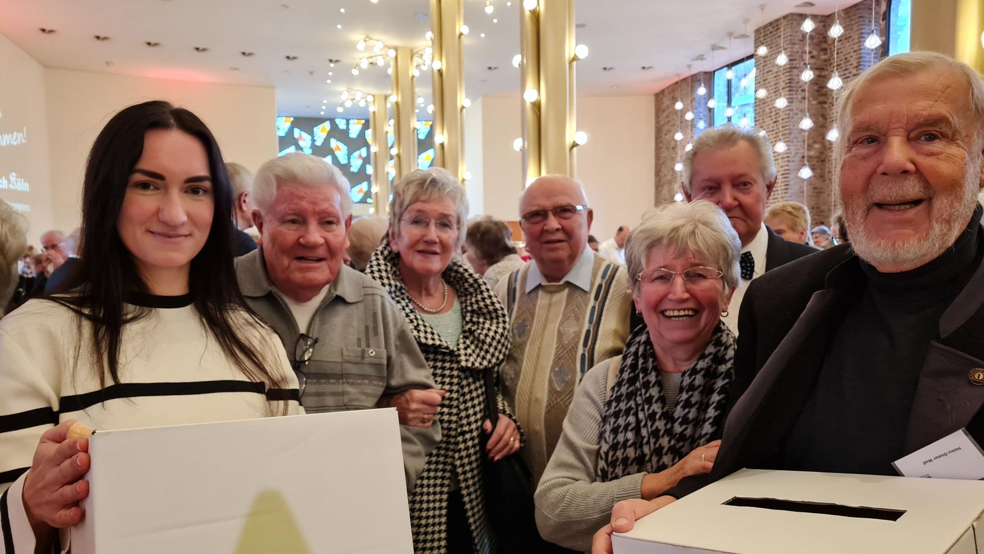 Nina Topham von der Rundschau-Altenhilfe und Dieter Wolf vom Deutz-Chor sammeln für DIE GUTE TAT beim Weihnachtskonzert 2023 des Deutz-Chores