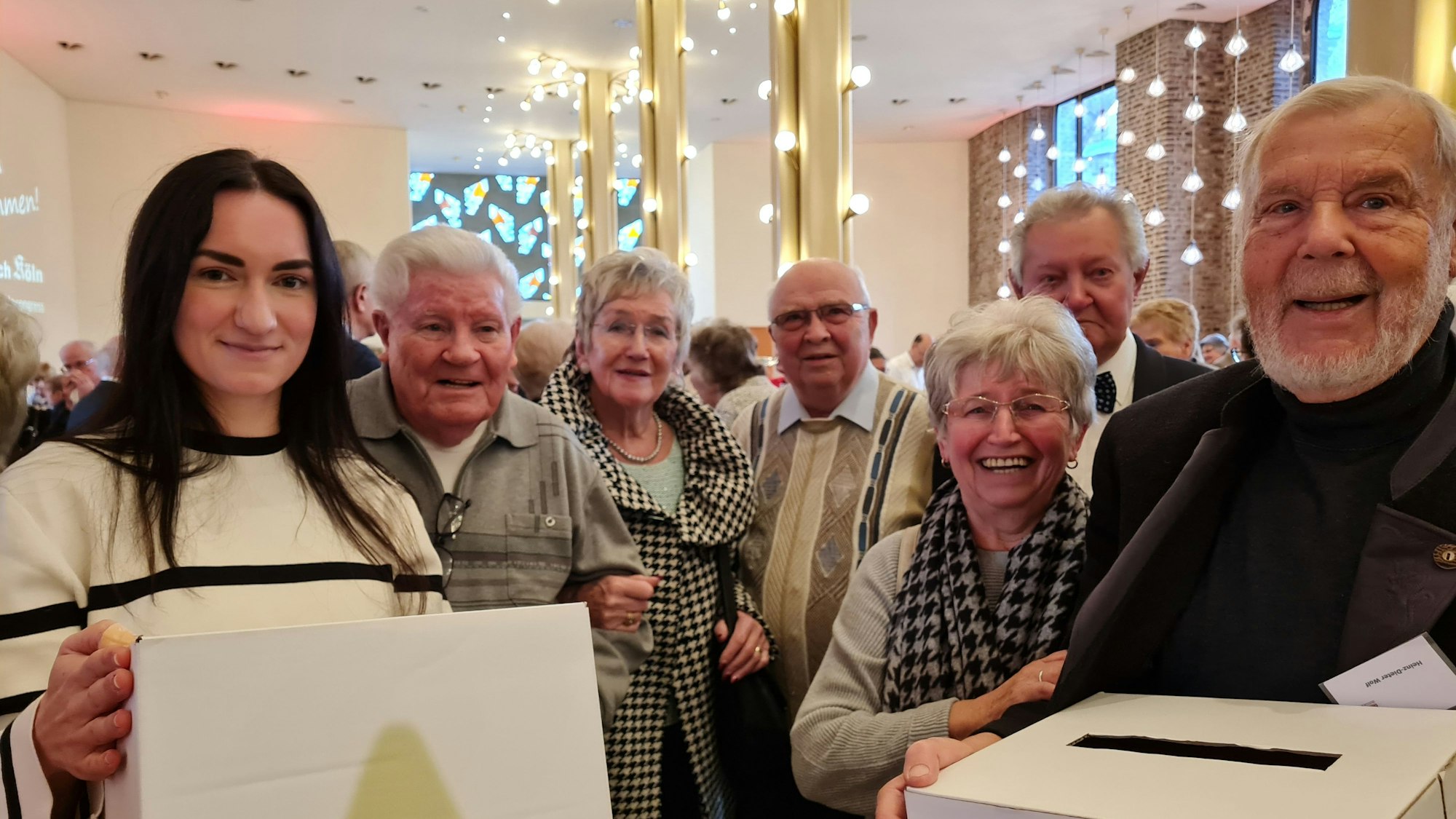 Nina Topham von der Rundschau-Altenhilfe und Dieter Wolf vom Deutz-Chor sammeln für DIE GUTE TAT beim Weihnachtskonzert 2023 des Deutz-Chores