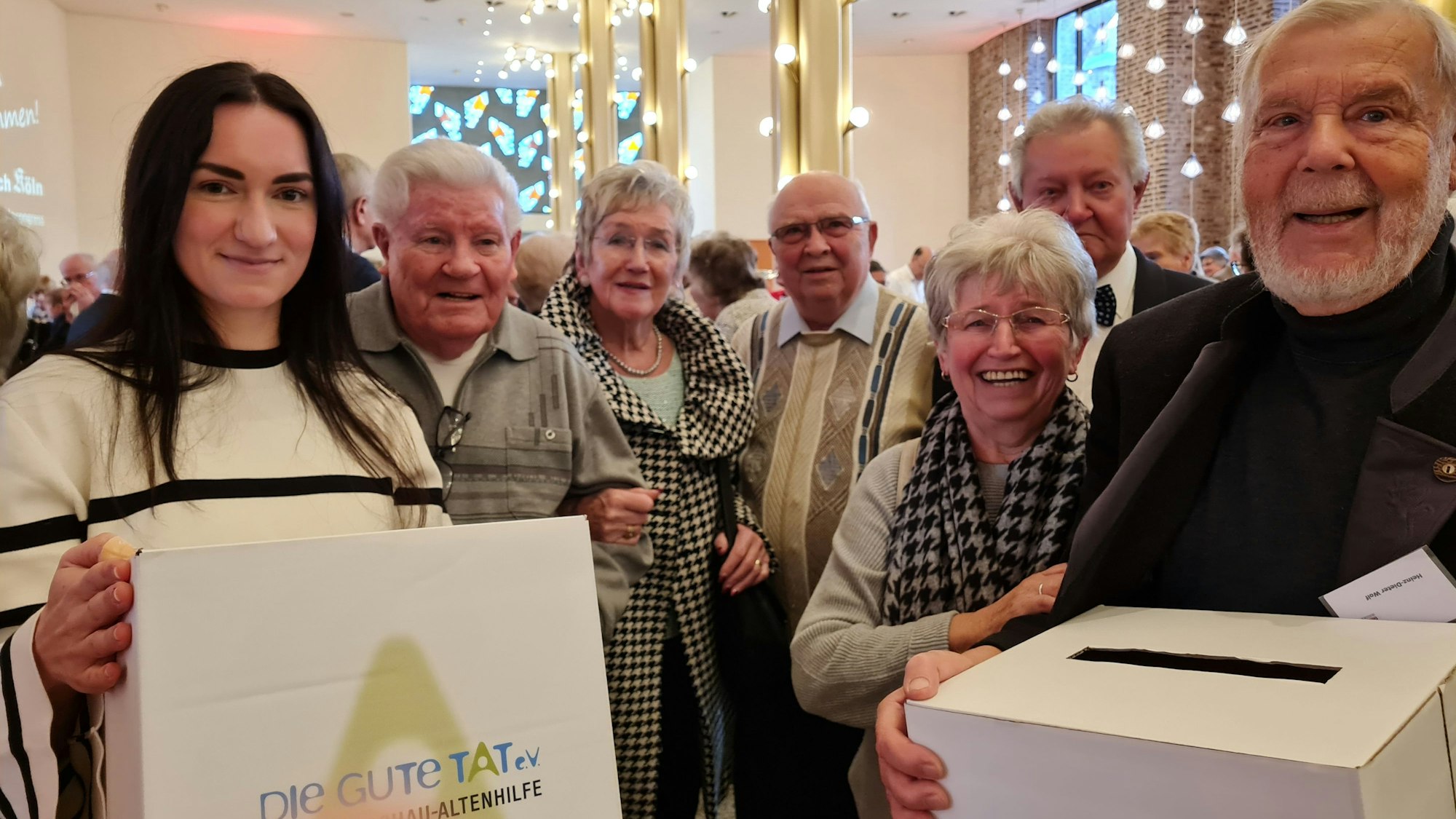 Nina Topham von der Rundschau-Altenhilfe und Dieter Wolf vom Deutz-Chor sammeln für DIE GUTE TAT beim Weihnachtskonzert 2023 des Deutz-Chores