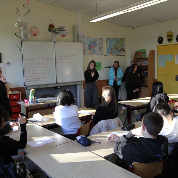 Eine Lehrerin und Schüler beim Unterricht in einem Klassenzimmer