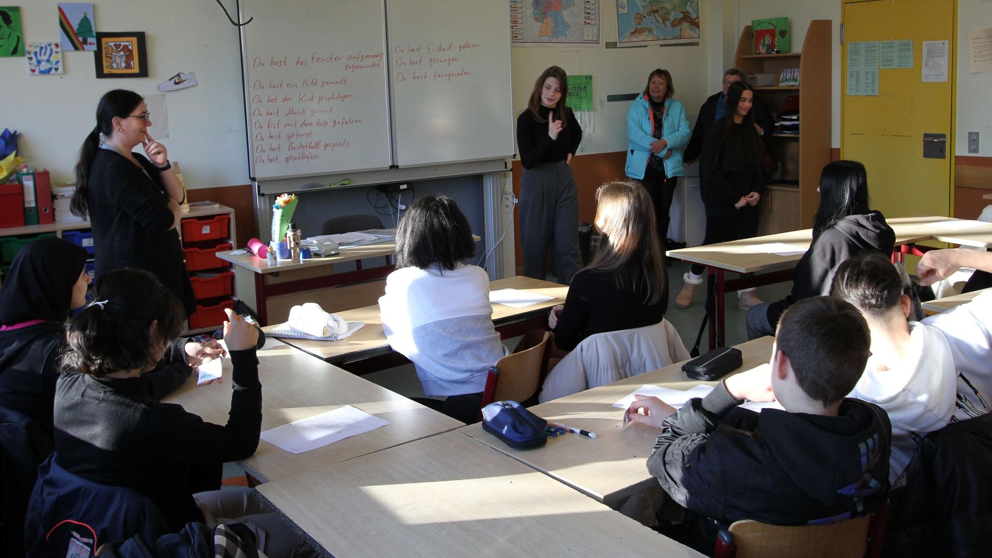 Eine Lehrerin und Schüler beim Unterricht in einem Klassenzimmer
