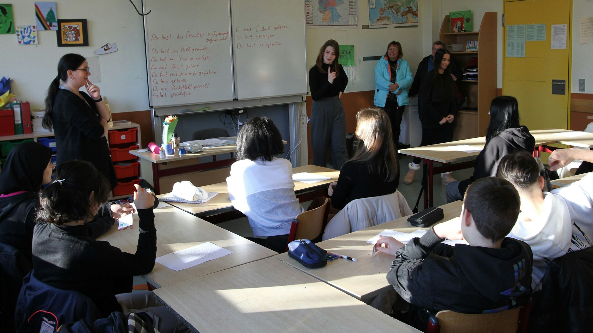 Eine Lehrerin und Schüler beim Unterricht in einem Klassenzimmer