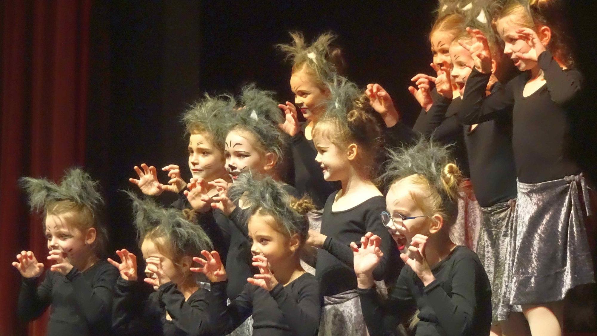 11 Mal der böse Wolf: „Es war einmal....ein Märchenballett“ Eine etwas andere Ballett-Aufführung des Turn-Vereins Rheinbach 1905 im Stadttheater.