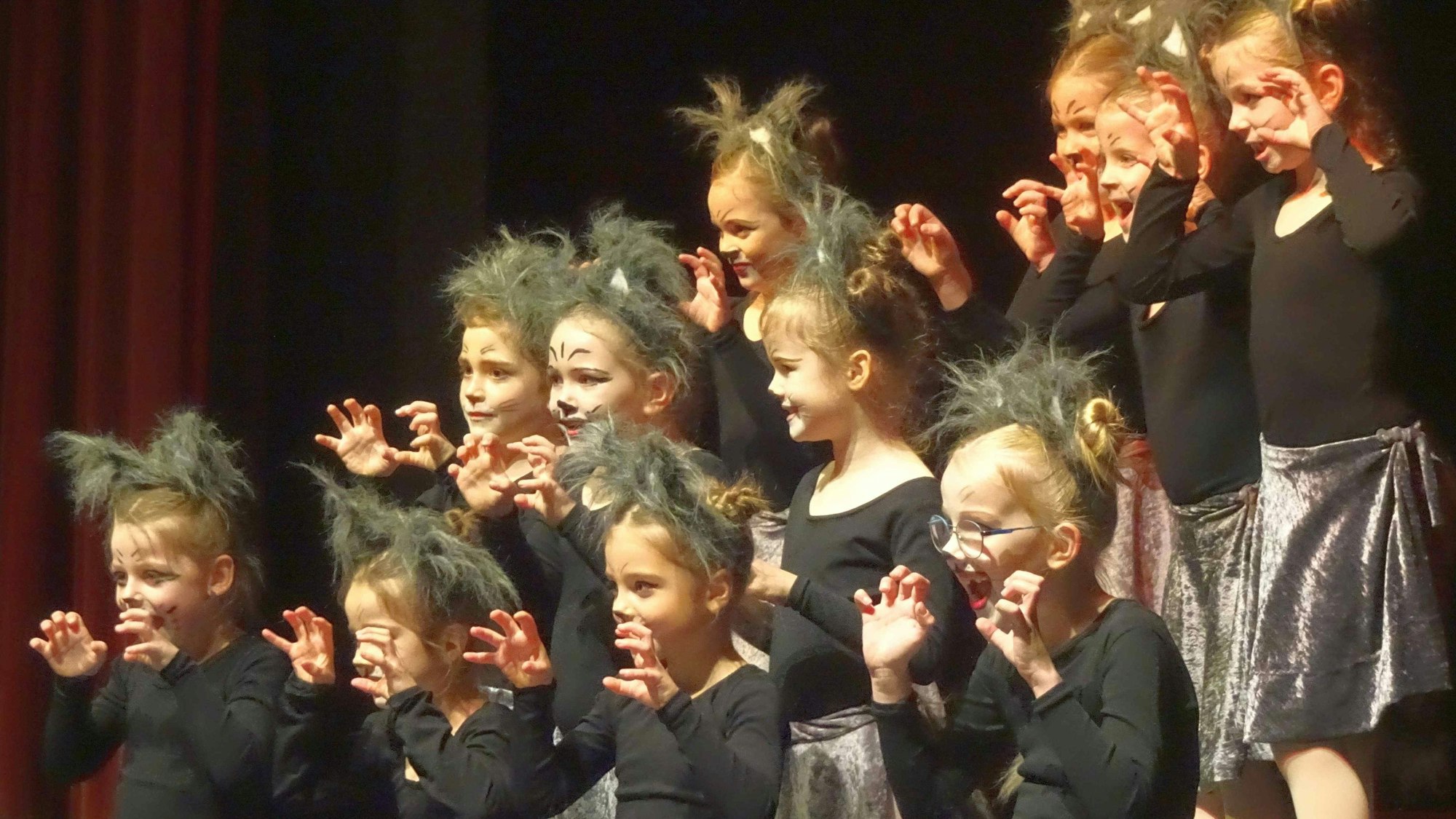 11 Mal der böse Wolf: „Es war einmal....ein Märchenballett“ Eine etwas andere Ballett-Aufführung des Turn-Vereins Rheinbach 1905 im Stadttheater.