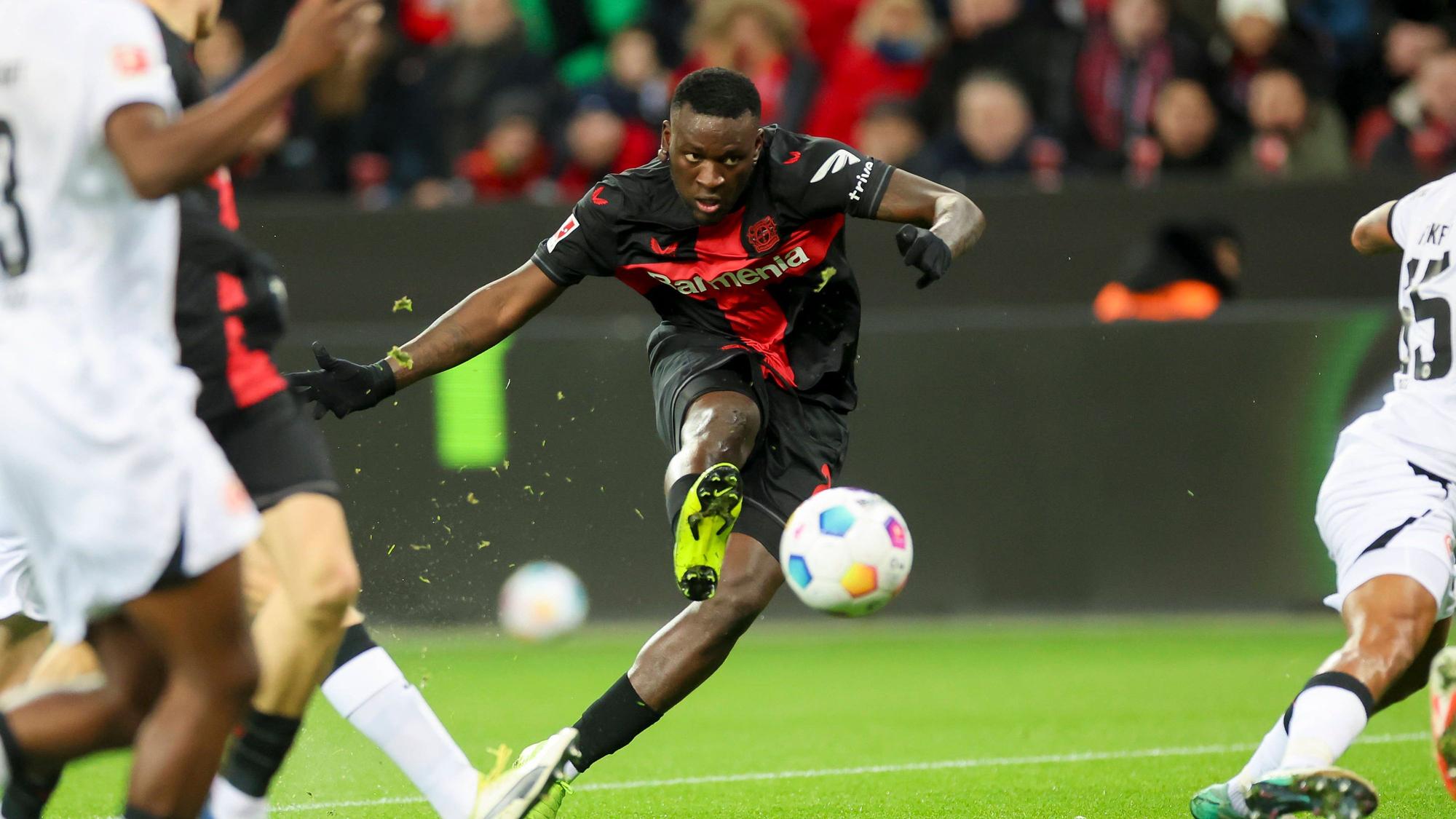 Victor Boniface tritt gegen den Ball.
