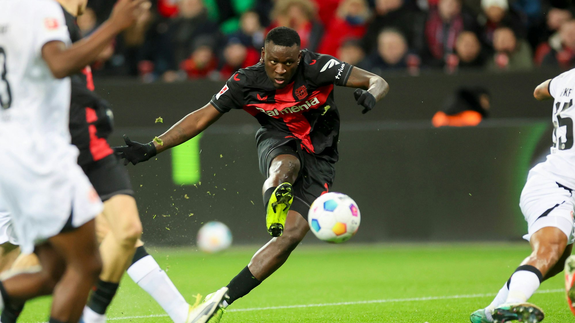 Victor Boniface tritt gegen den Ball.