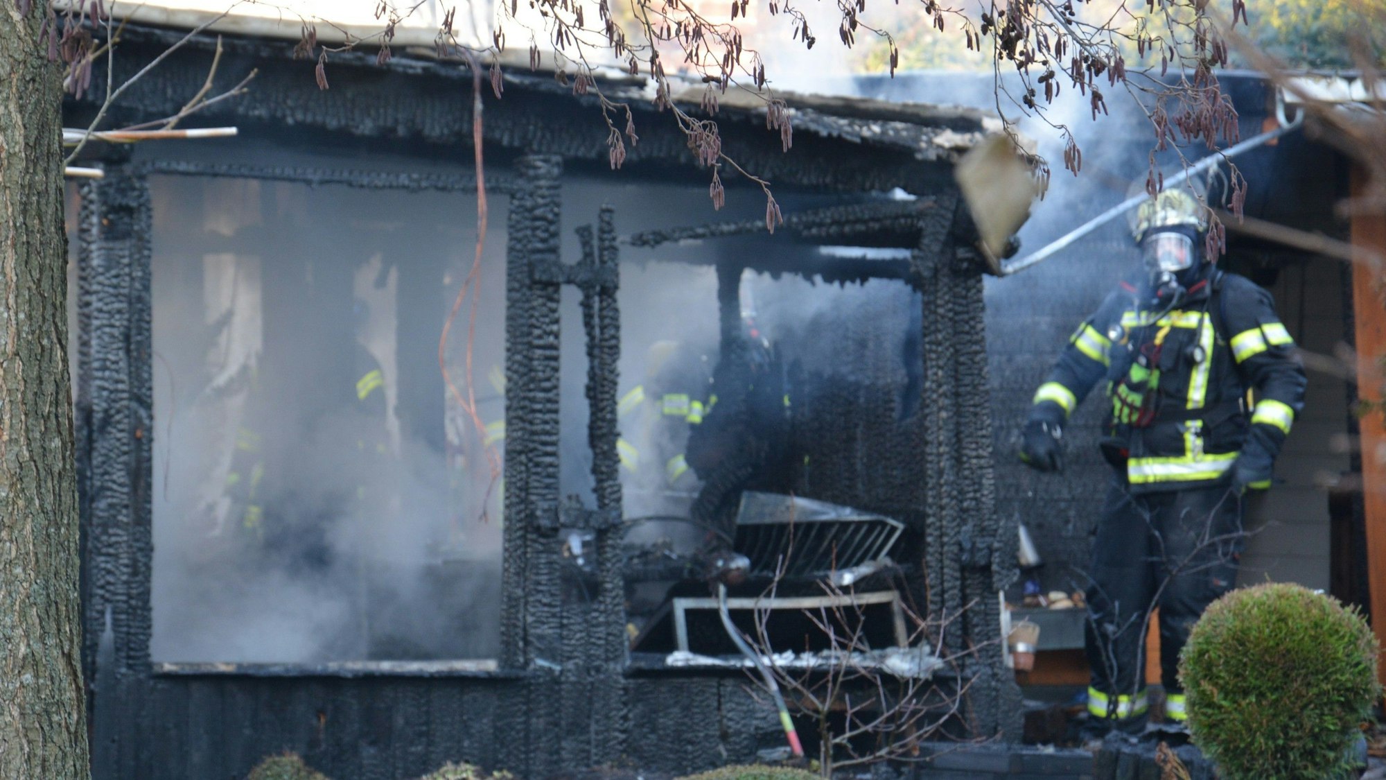 Das Foto zeigt eine niedergebrannte Gartenlaube.