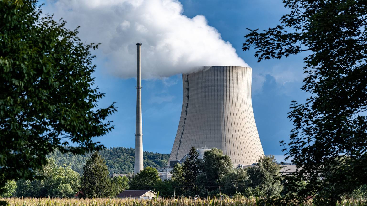Wasserdampf steigt aus dem Kühlturm des Atomkraftwerks (AKW) Isar 2.