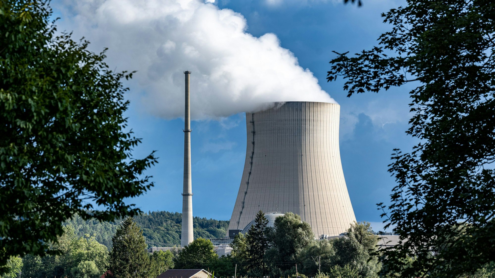 Wasserdampf steigt aus dem Kühlturm des Atomkraftwerks (AKW) Isar 2.