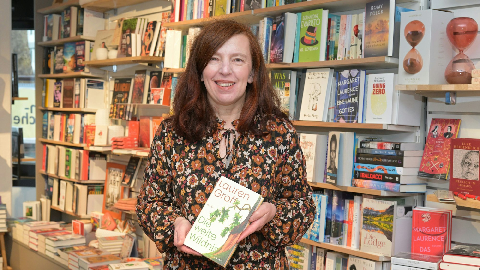 Heike Marx hält den Roman „Die weite Wildnis“ in den Händen.