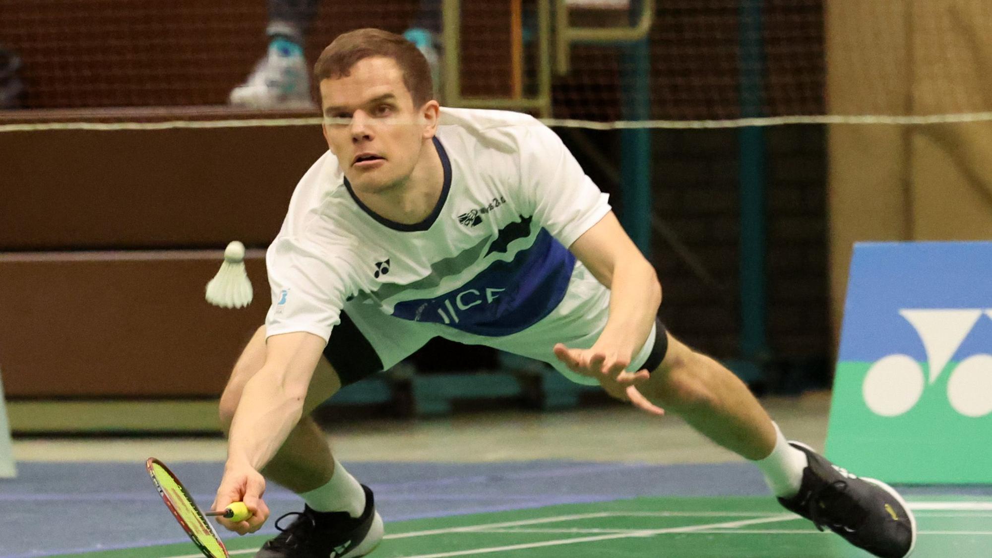 Fabian Roth beim Sprung zum Ball