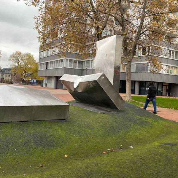 Zu sehen sind die stählernen Plastiken auf dem Bathasar-Neumann-Platz.