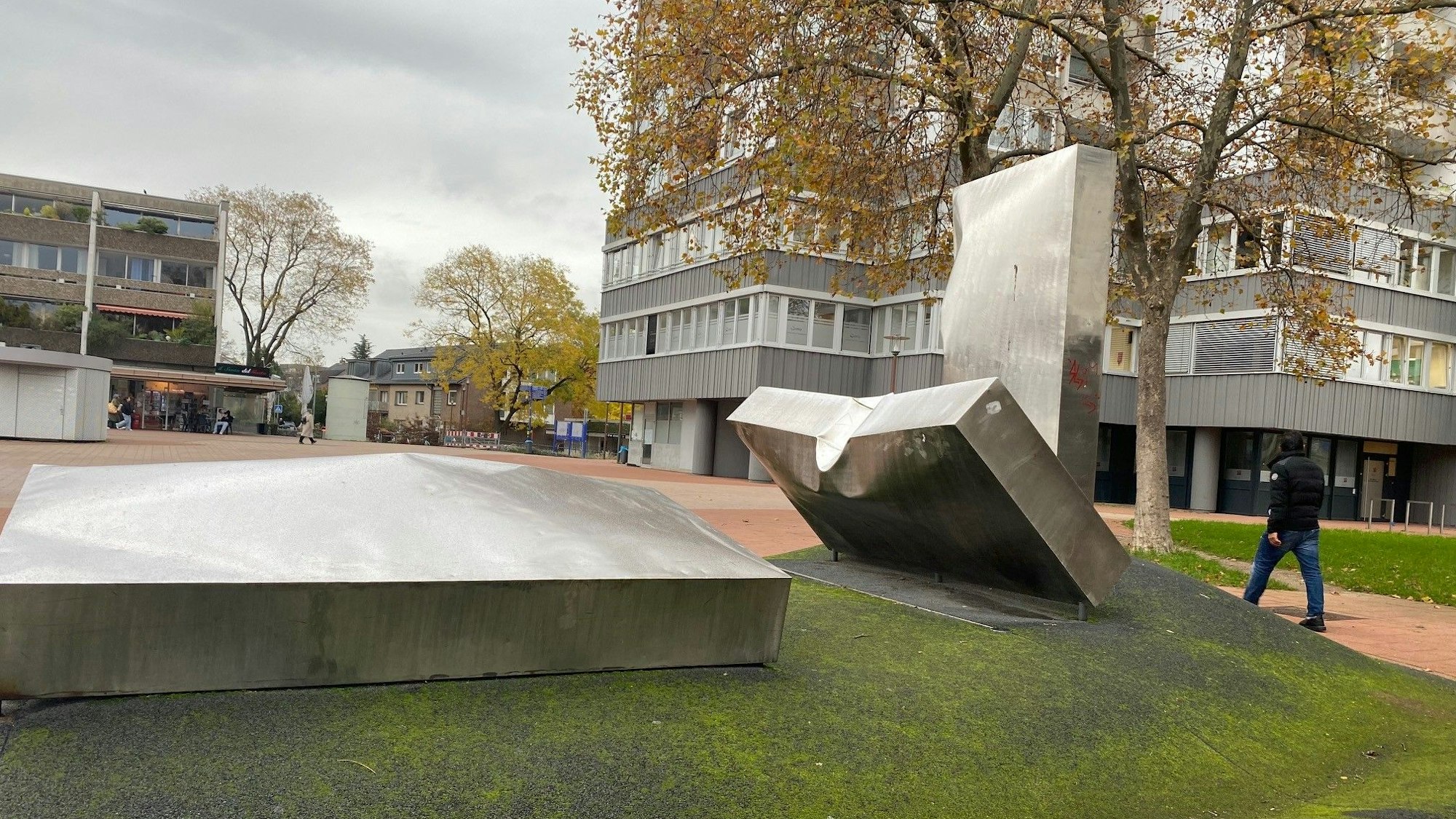 Zu sehen sind die stählernen Plastiken auf dem Bathasar-Neumann-Platz.