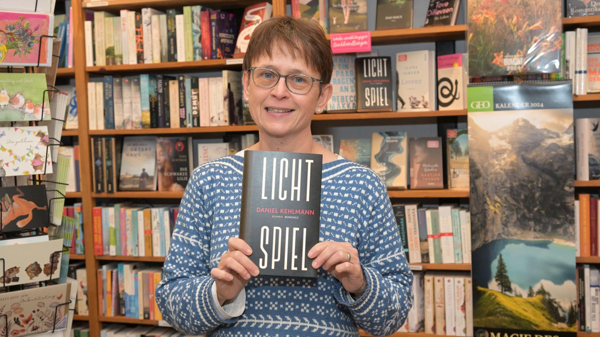 Der Roman „Lichtspiel“ hält Michaela Rusch in den Händen.
