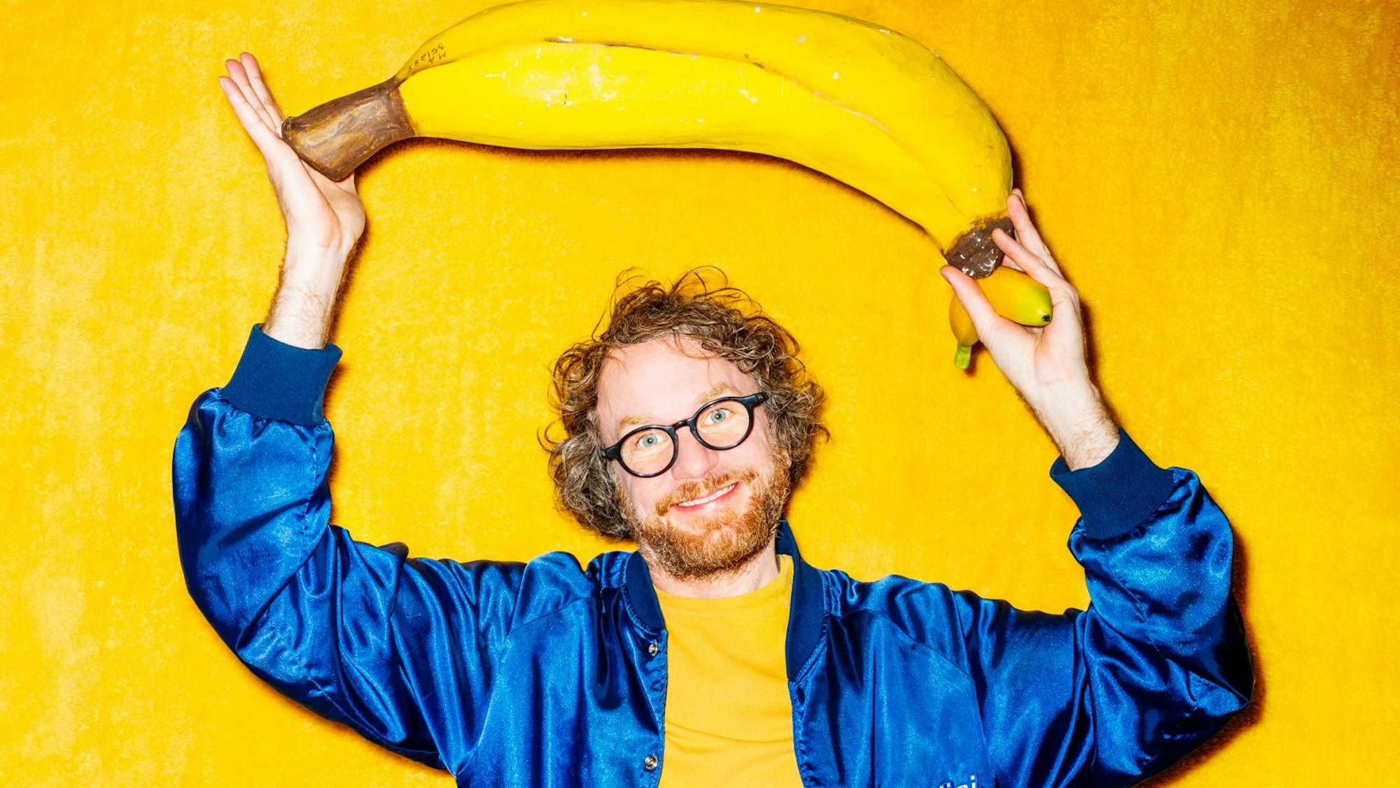 Der Comedian Friedemann Weise hält eine überdimensionale Banane über seinen Kopf.