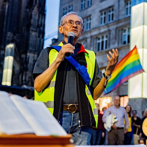 Der in Köln bekannte Pfarrer Franz Meurer beim Segnungsgottesdienst.