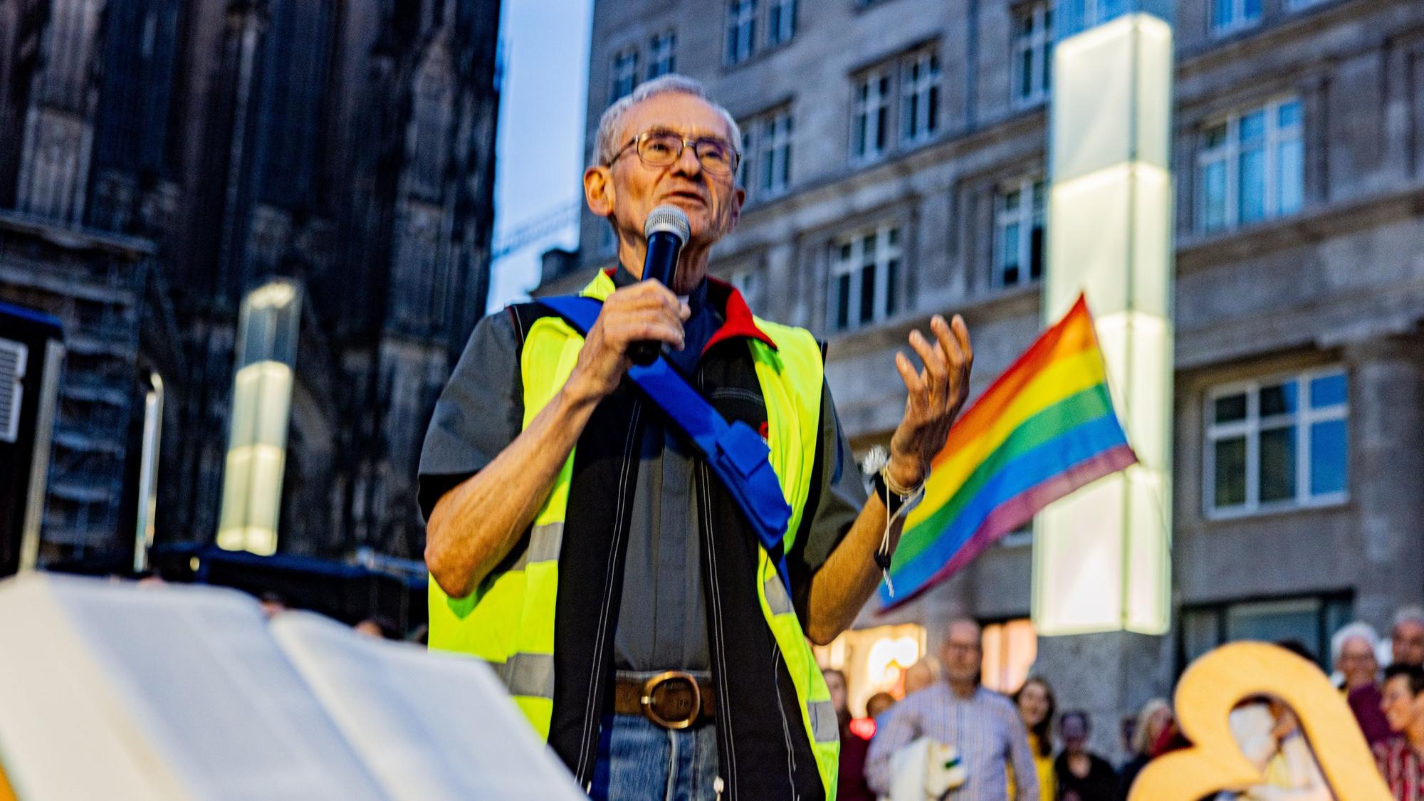 Der in Köln bekannte Pfarrer Franz Meurer nach einem Segnungsgottesdienst vor dem Kölner Dom.