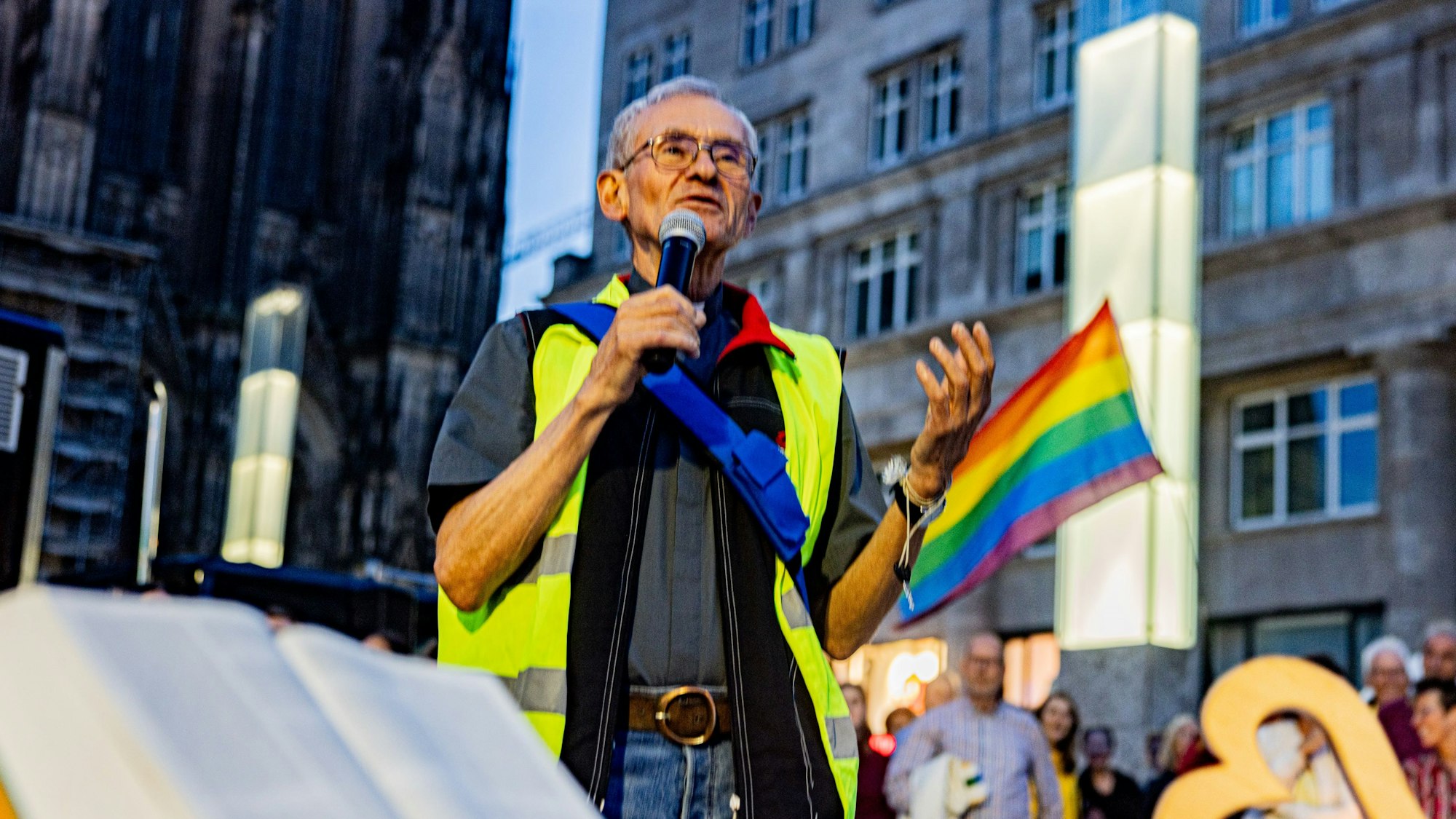 Der in Köln bekannte Pfarrer Franz Meurer nach einem Segnungsgottesdienst vor dem Kölner Dom.