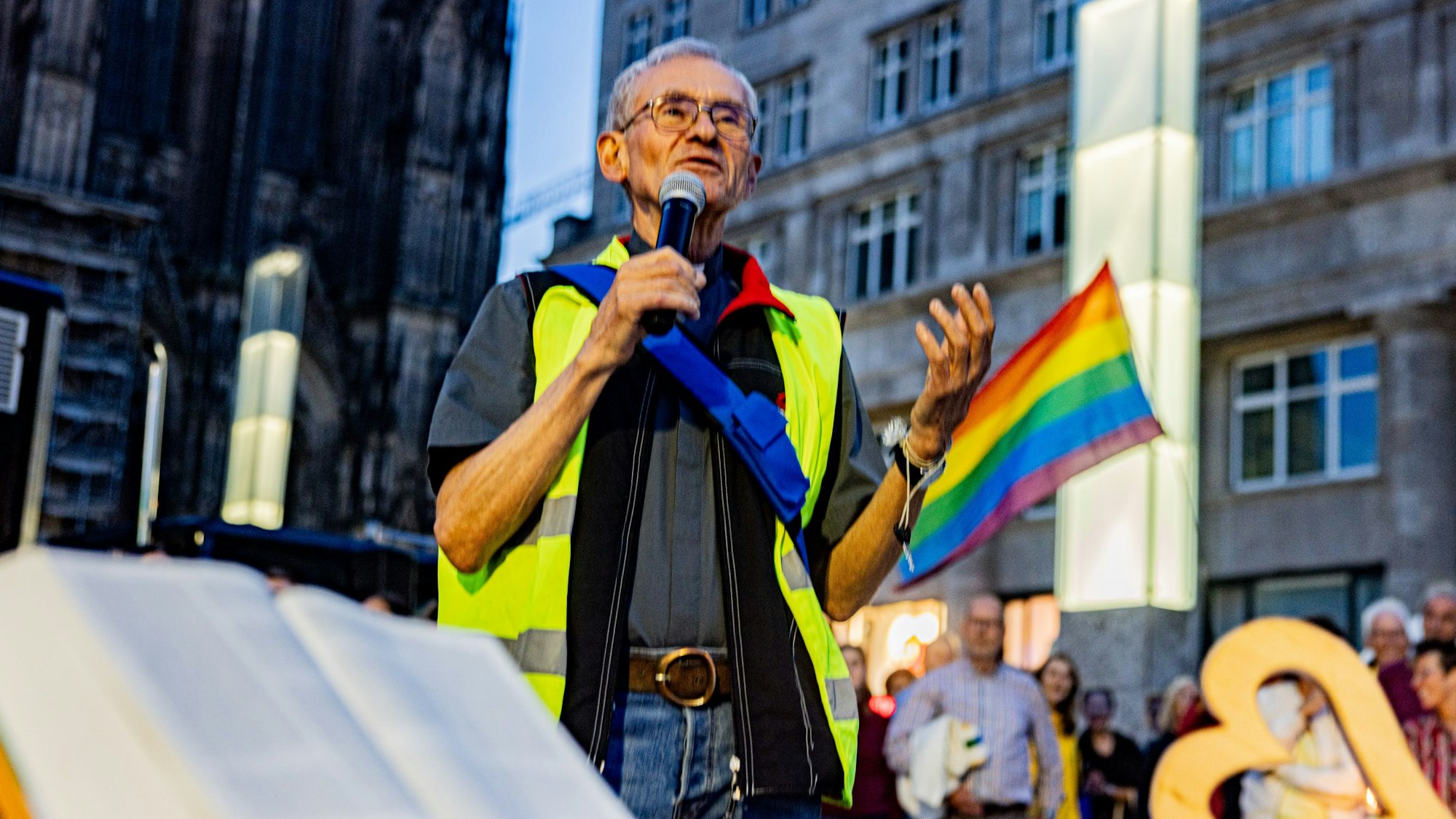 Der in Köln bekannte Pfarrer Franz Meurer beim Segnungsgottesdienst.