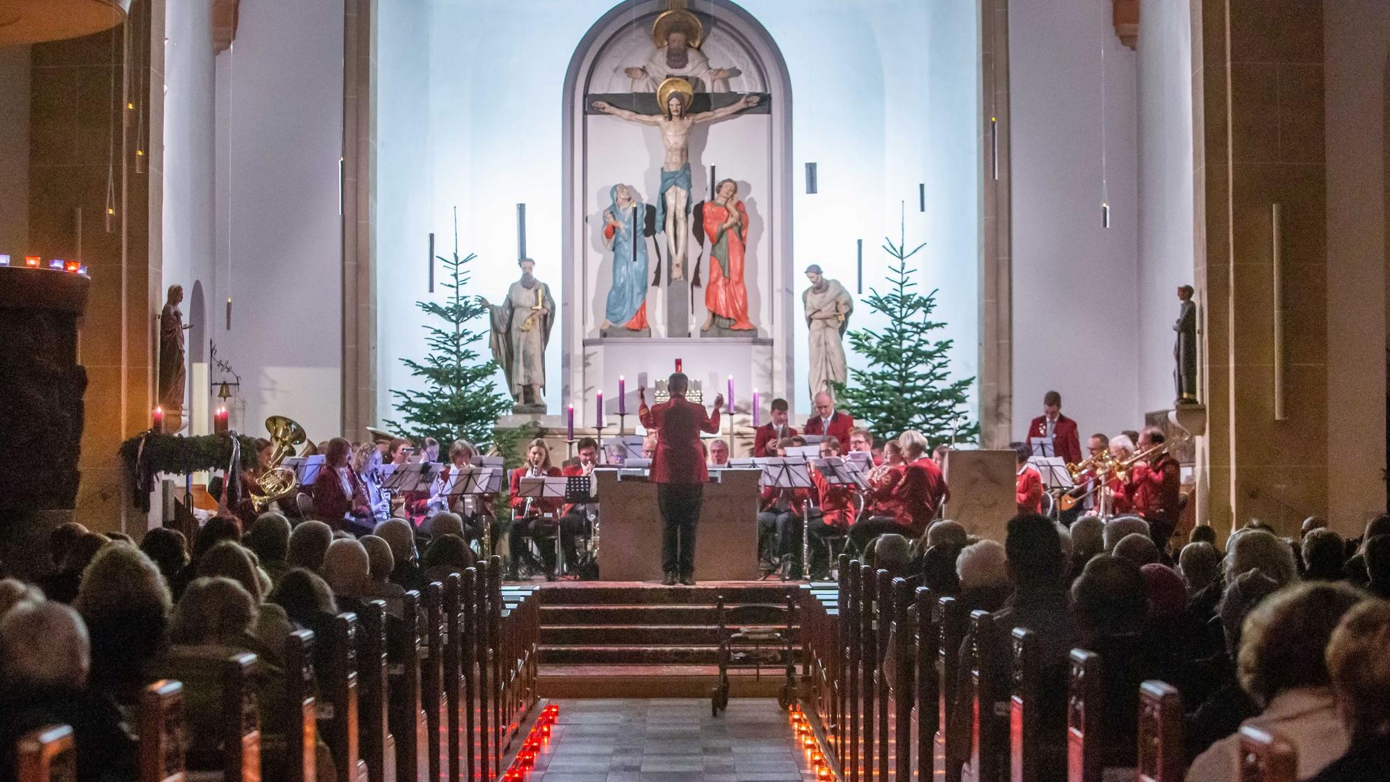 Im Kerzenschein: Chorgemeinschaft und Musikverein Süng sangen und spielten in der festlich illuminierten katholischen Kirche St. Agatha in Lindlar-Kapellensüng Adventsmusik. Die Tannenbäume waren noch ungeschmückt.