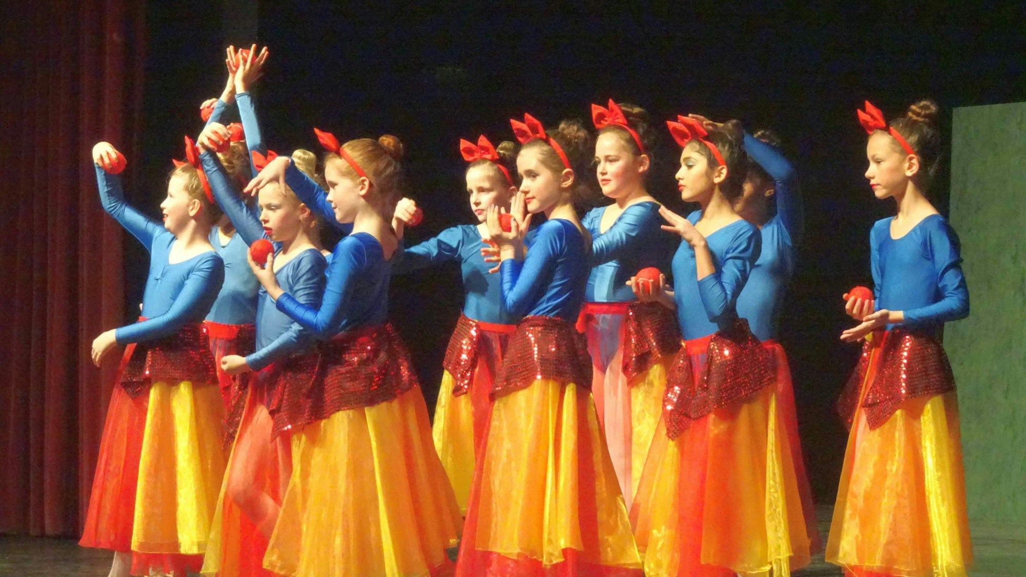Zehn Schneewittchen tanzten bei „Es war einmal....ein Märchenballett“ mit.