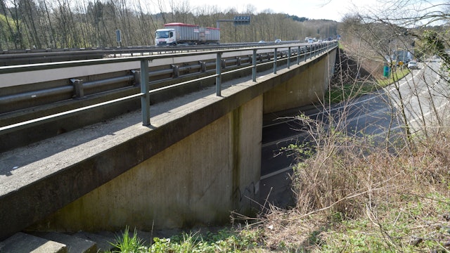 Die A4-Brücke überquert die Landstraße 136 und soll neu gebaut werden.