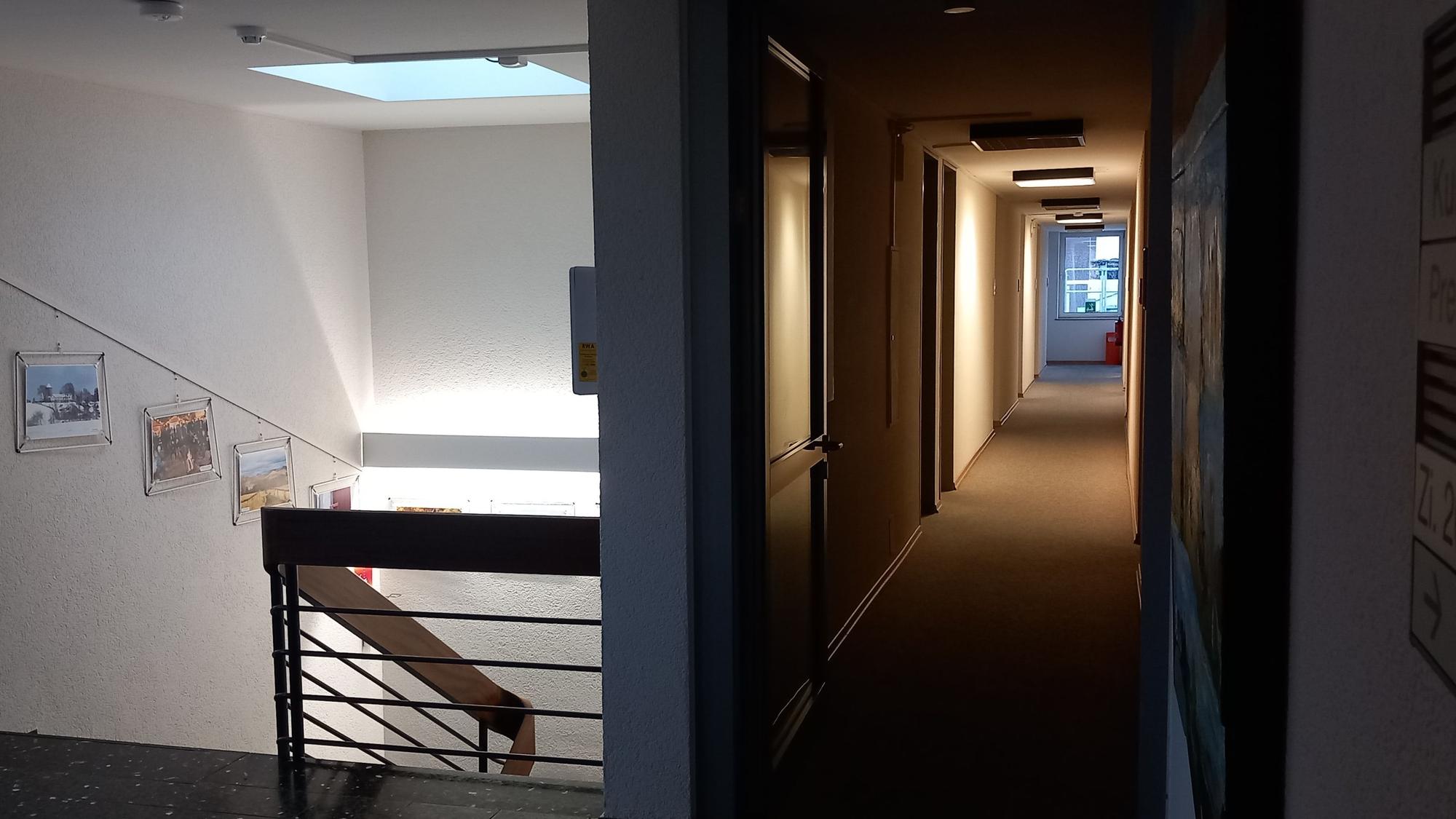 Nur eine Treppe führt in die zweite Etage des Rathauses in Berkum.