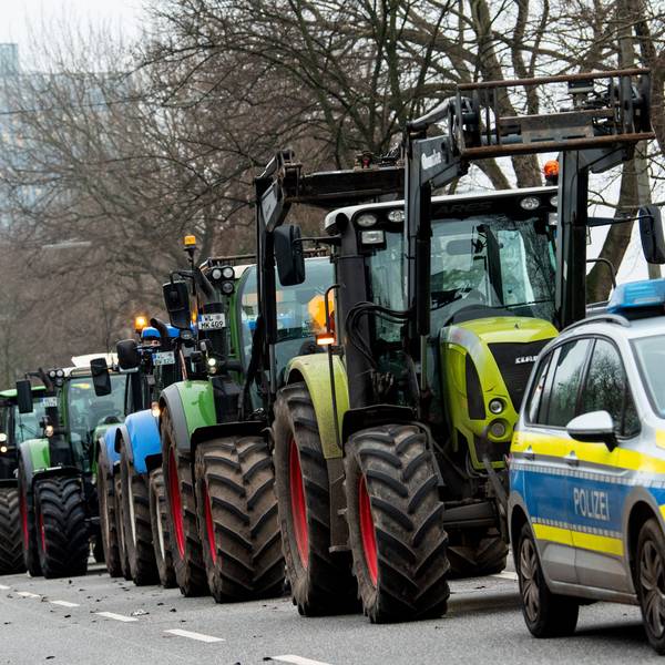 Landwirte stehen mit Traktoren in der Hamburger Innenstadt und protestieren gegen die von der Ampel-Koalition geplante Streichung von Steuervergünstigungen für die Landwirtschaft. Im Hintergrund sind die Tanzenden Türme zu sehen.
