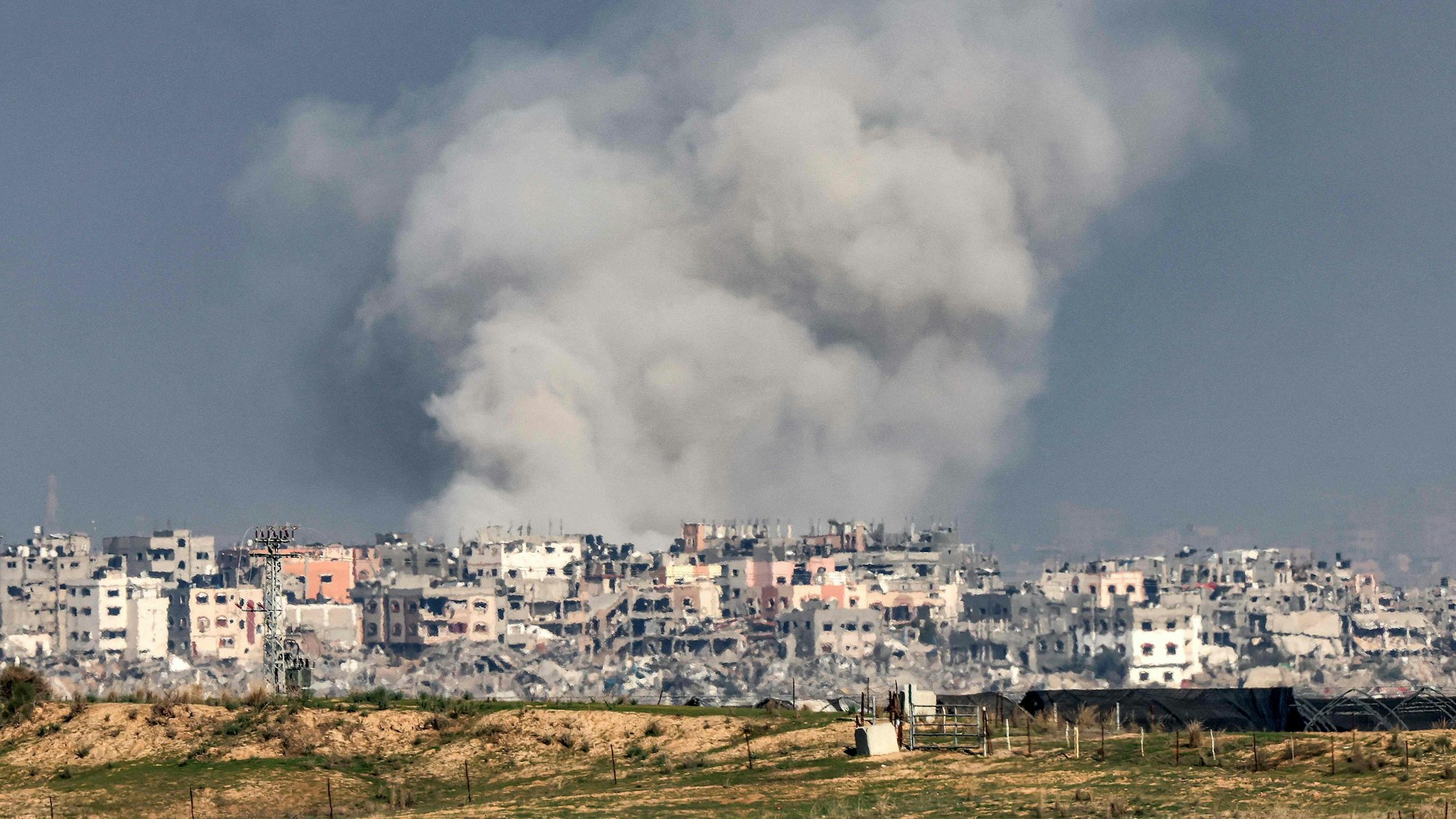 Die israelische Armee bombardiert seit Wochen Ziele im Gazastreifen. „Es ist eine sehr beängstigende Erfahrung, in einem Kriegsgebiet zu sein“, sagte die Ex-Geisel Yarden Romann-Gat. (Archivbild)