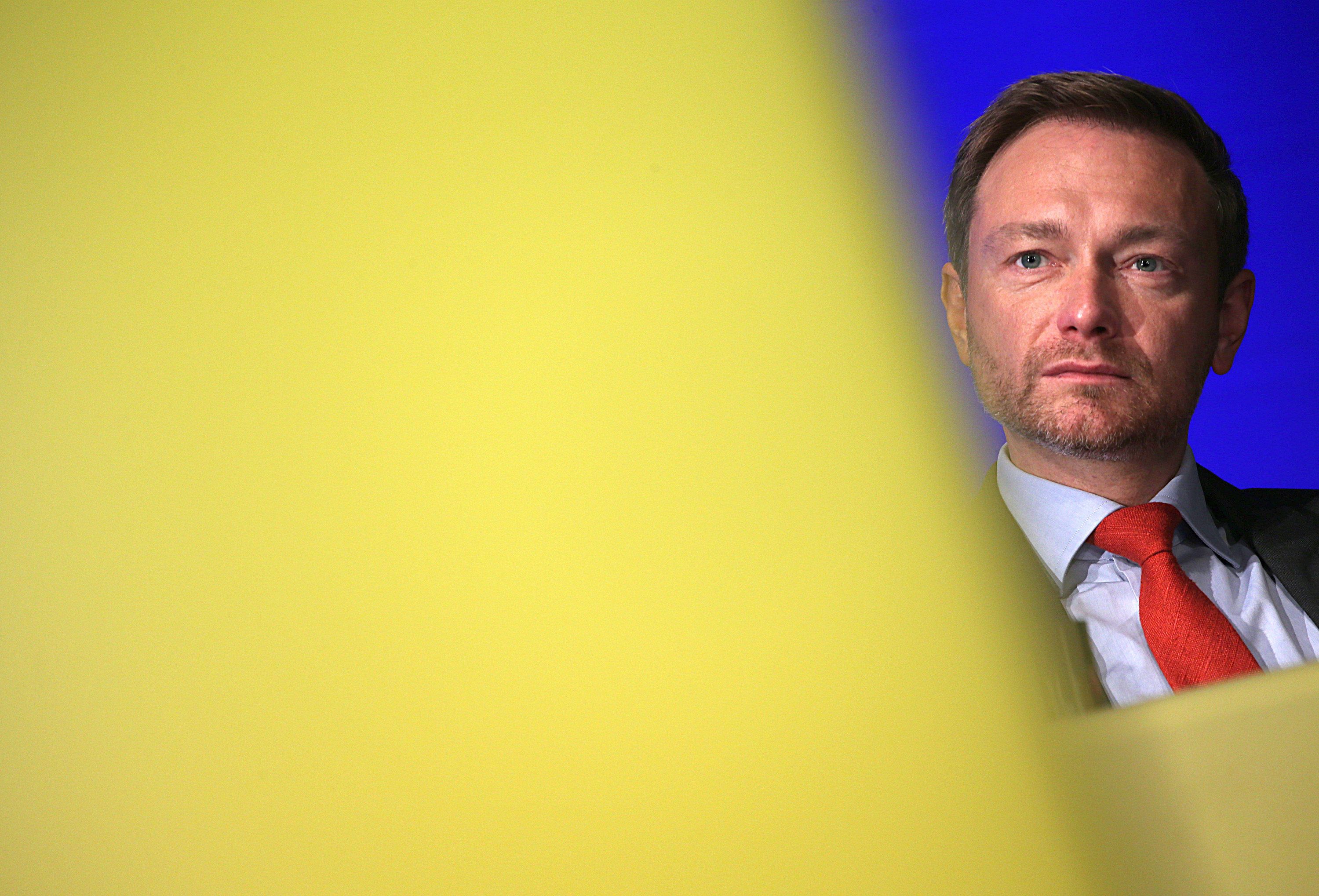 Der FDP-Vorsitzende Christian Lindner sitzt am 25.11.2017 in Neuss (Nordrhein-Westfalen) auf dem Landesparteitag auf dem Podium. (Archivbild)