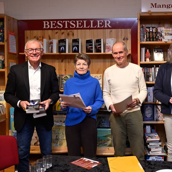 In der Buchhandlung Bücken lasen Walter Herzog, Marianne Tieves, Matthias Speck, Petra Werner und Alexander Malzahn (v.l.) aus ihren Werken.