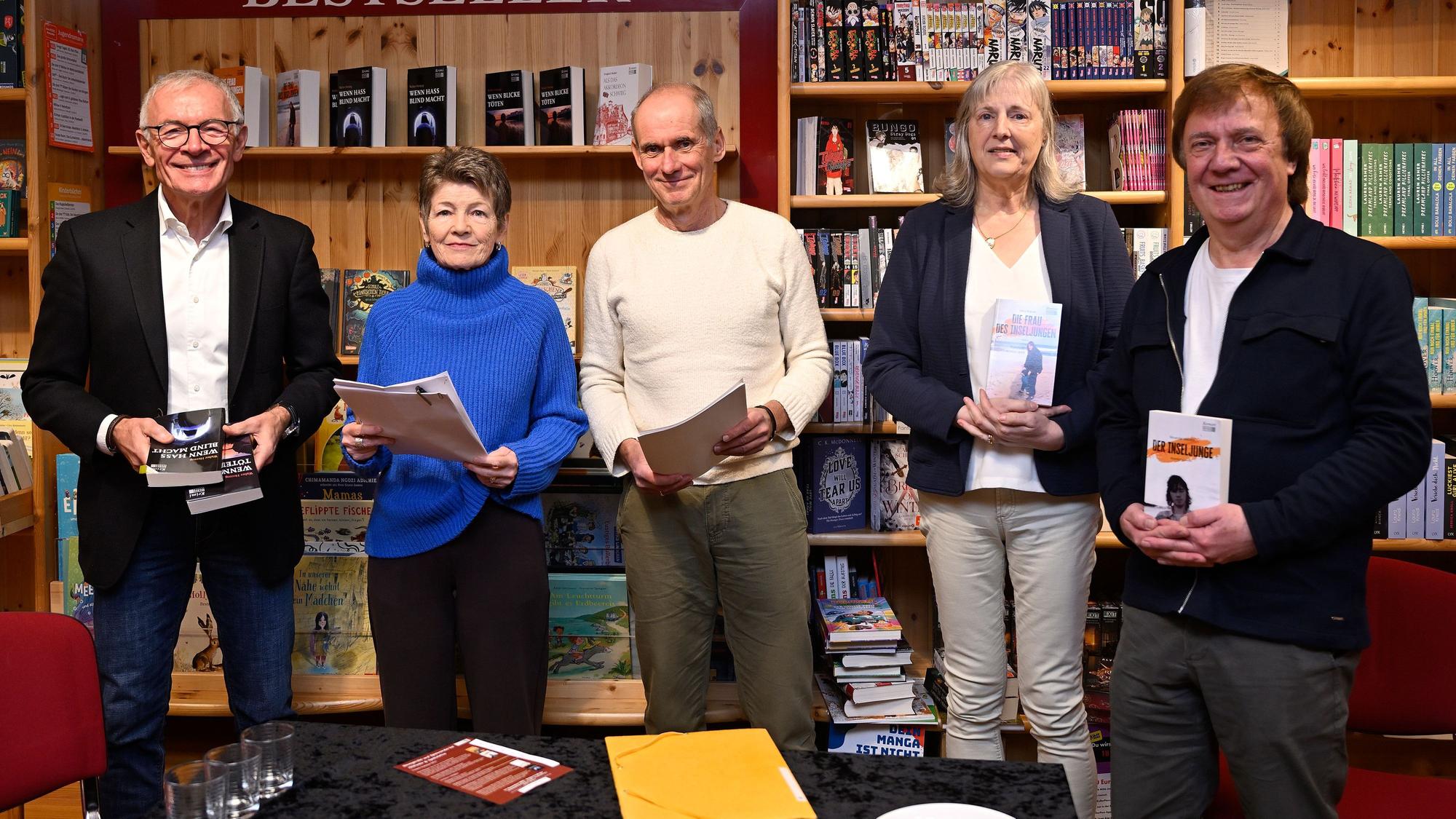 In der Buchhandlung Bücken lasen Walter Herzog, Marianne Tieves, Matthias Speck, Petra Werner und Alexander Malzahn (v.l.) aus ihren Werken.