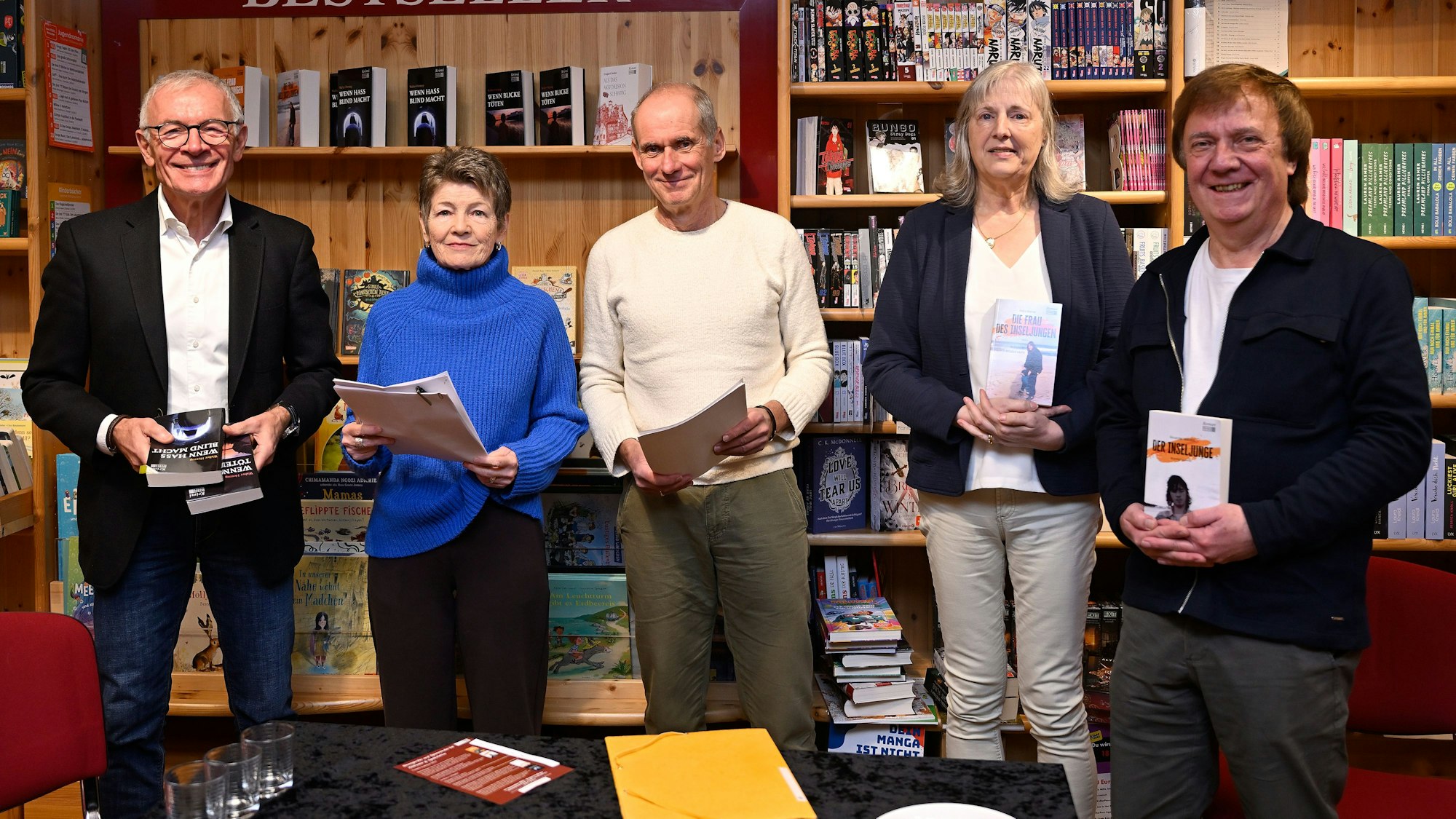 In der Buchhandlung Bücken lasen Walter Herzog, Marianne Tieves, Matthias Speck, Petra Werner und Alexander Malzahn (v.l.) aus ihren Werken.