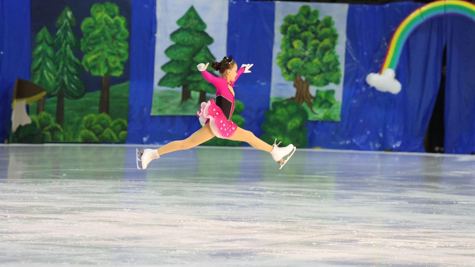 Lilian von Eyb wirbelt wärend der Eisrevue als Minnie Maus über das Eis.