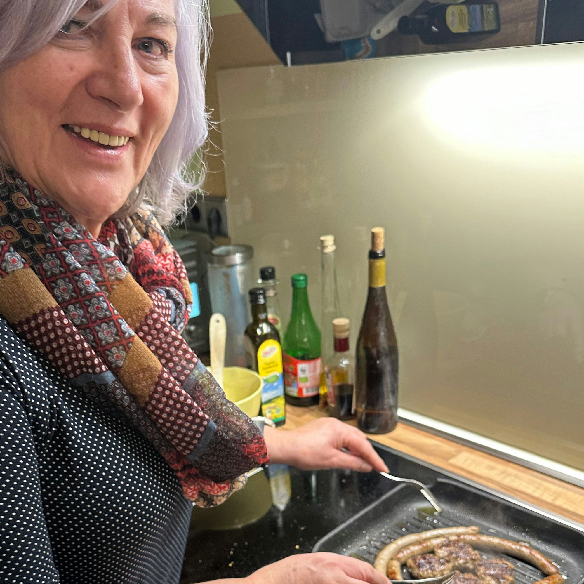 Würstchen und Frikadellen aus dem Fleisch von Nutrias werden in der Pfanne gebraten.