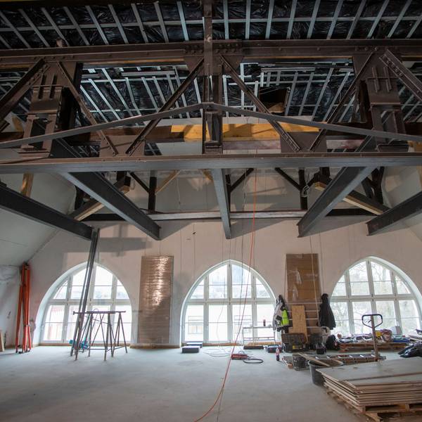 Die neue Aula hat im ehemaligen Dachgeschoss des Hansa-Gymnasiums Platz gefunden. Dazu wurde eigens eine Zwischendecke eingezogen.