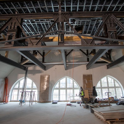 Die neue Aula hat im ehemaligen Dachgeschoss des Hansa-Gymnasiums Platz gefunden. Dazu wurde eigens eine Zwischendecke eingezogen.