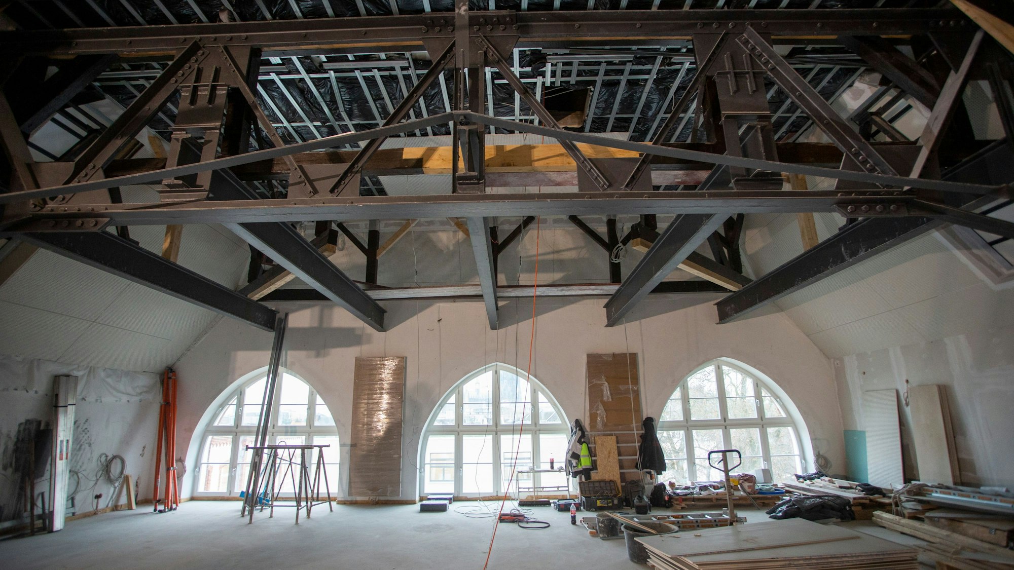 Die neue Aula hat im ehemaligen Dachgeschoss des Hansa-Gymnasiums Platz gefunden. Dazu wurde eigens eine Zwischendecke eingezogen.