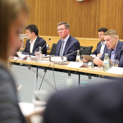 Landrat Stephan Santelmann (CDU) und Kreisdirektor Dr. Erik Werdel (CDU) sitzen am Tisch der Verwaltung bei der Kreistagssitzung am 7. Dezember 2023.