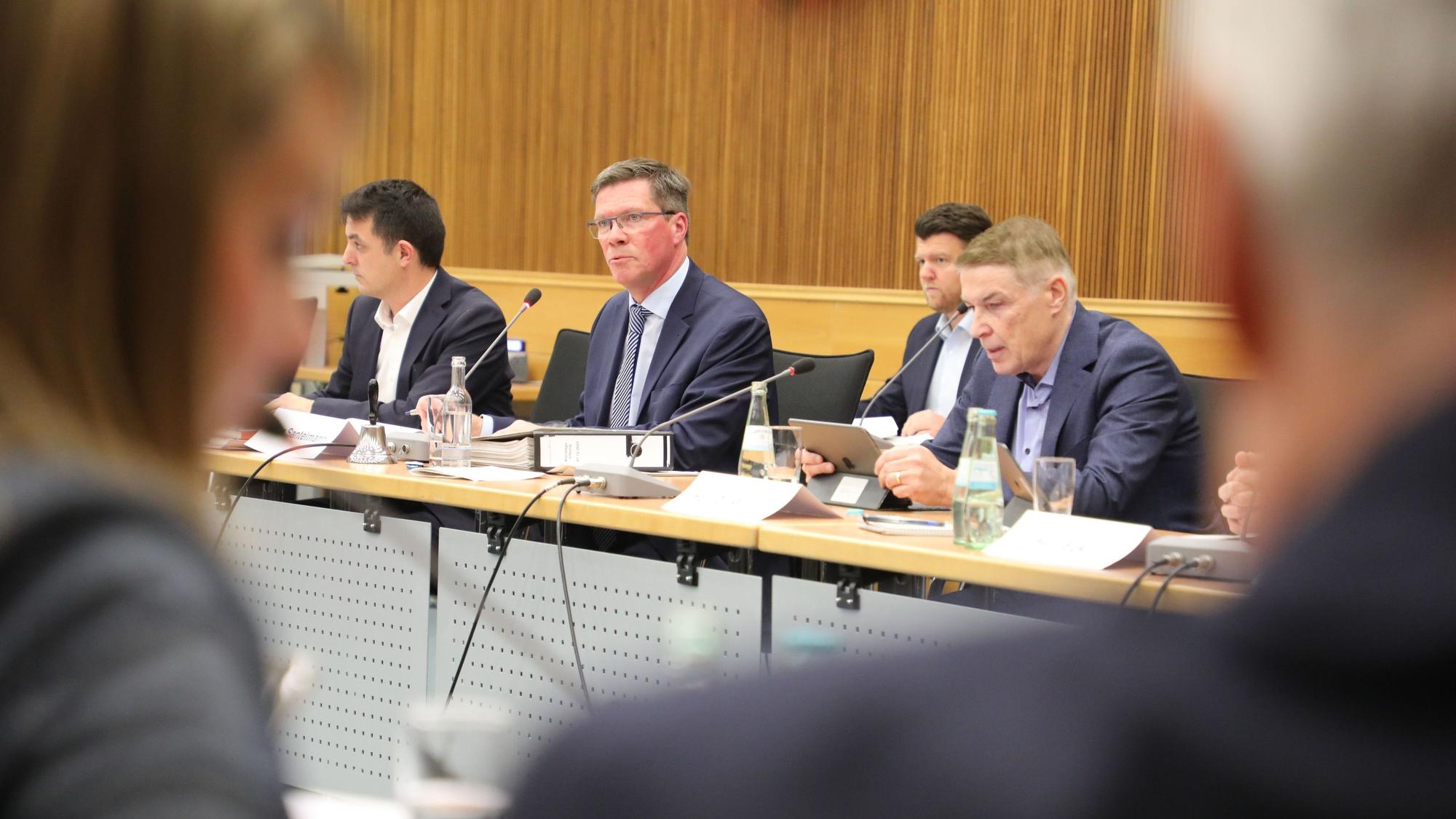 Landrat Stephan Santelmann (CDU) und Kreisdirektor Dr. Erik Werdel (CDU) sitzen am Tisch der Verwaltung bei der Kreistagssitzung am 7. Dezember 2023.