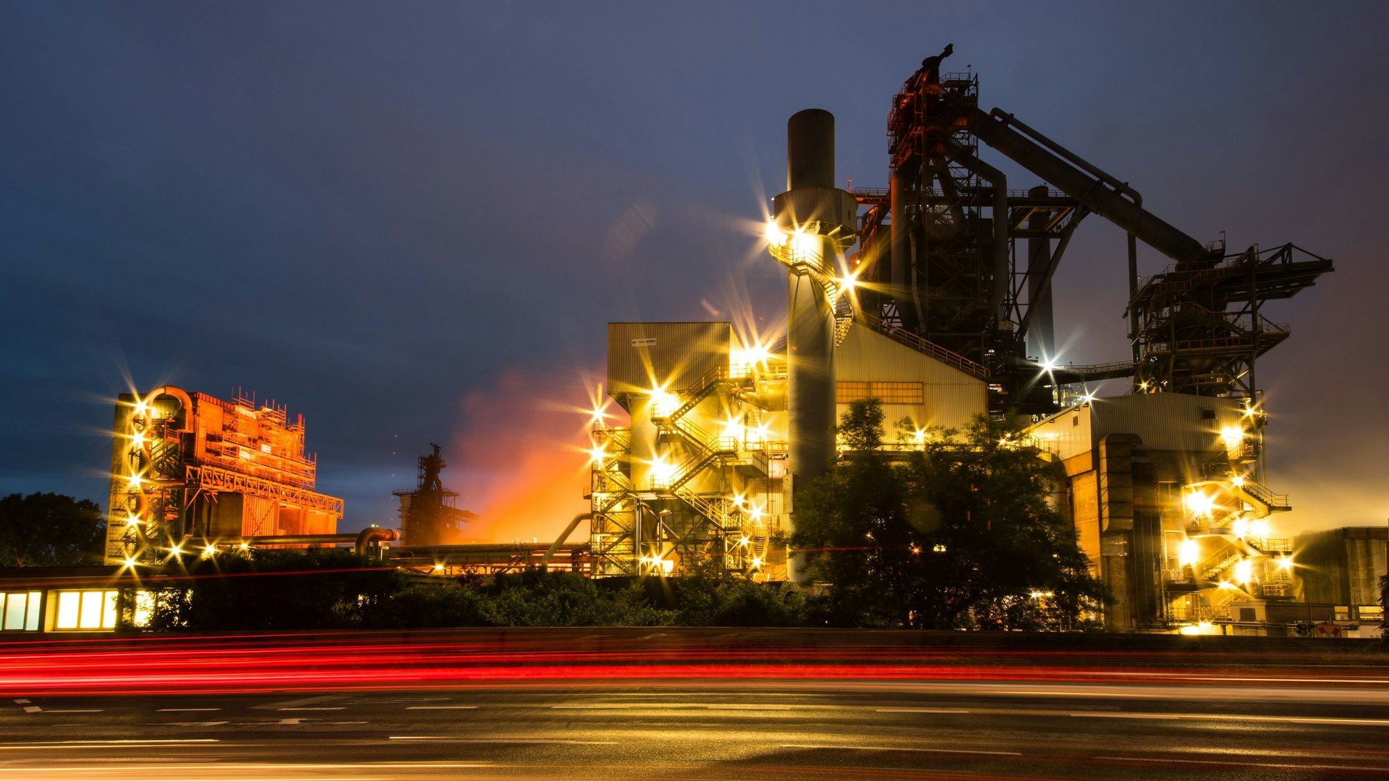 Der abendliche Autoverkehr fährt an Dillinger Hütte vorbei.