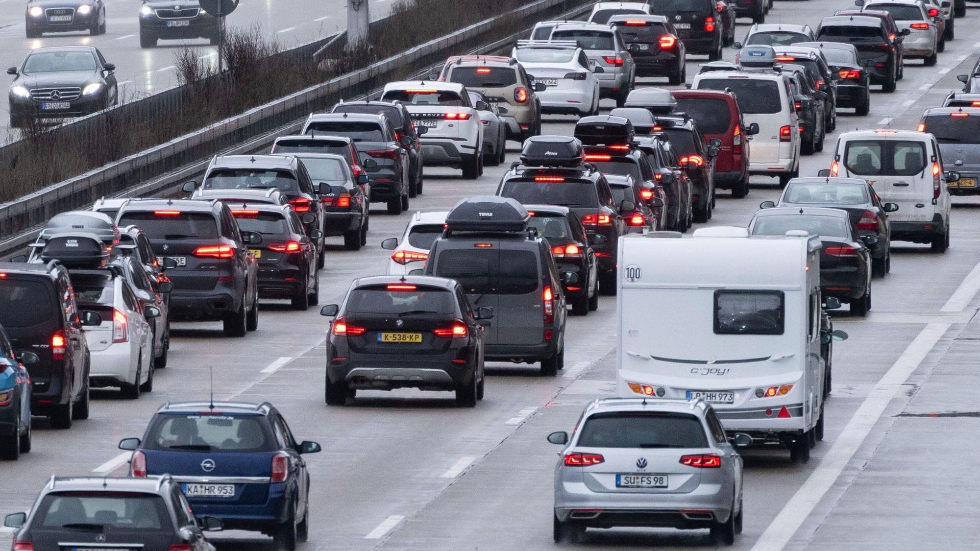 Das Bild zeigt Fahrzeuge, die auf der Autobahn im Stau stehen.