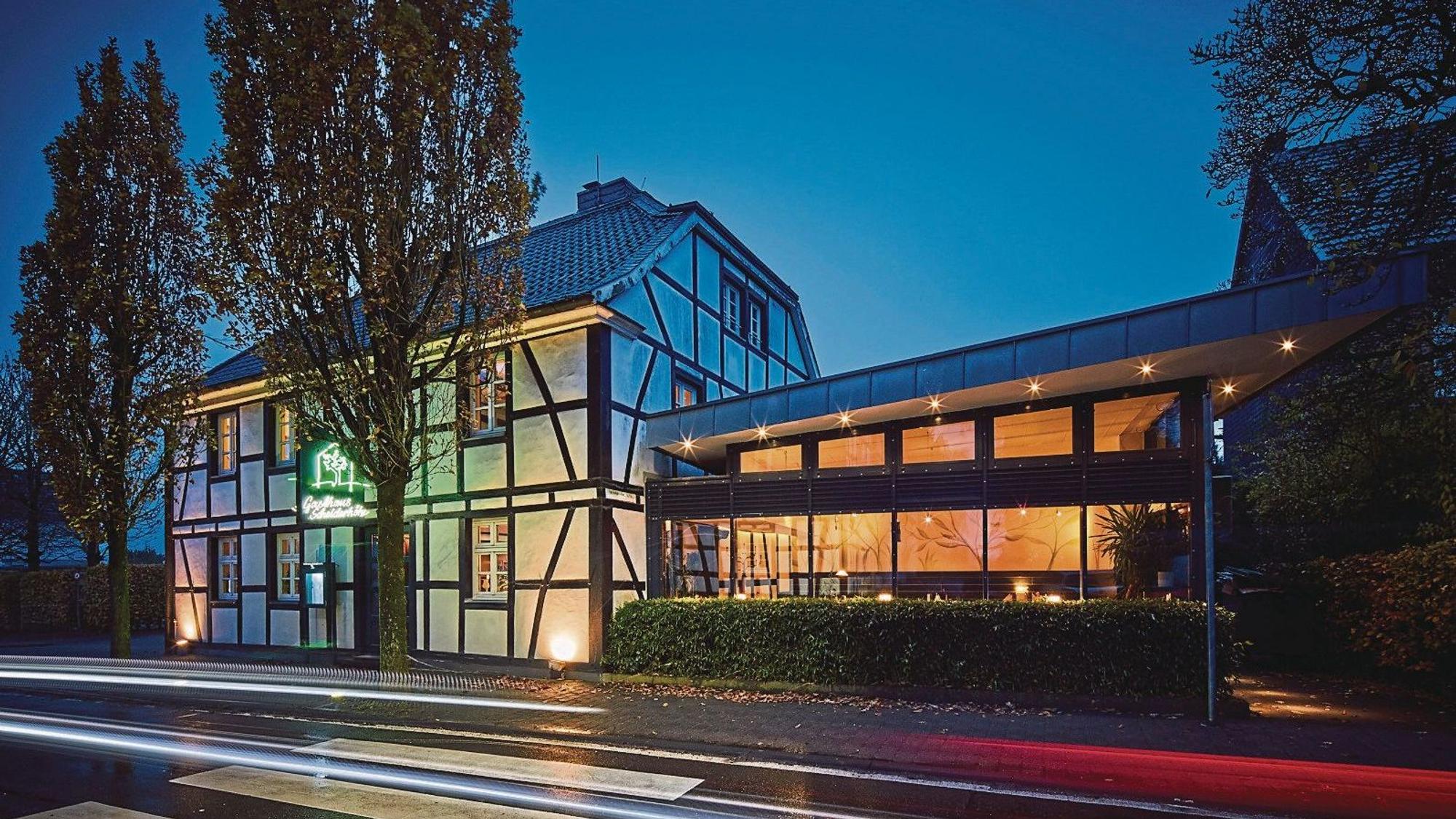 Gasthaus Scheiderhöhe: Das behagliche Fachwerkhaus mit Wintergarten und lauschigem Biergarten.