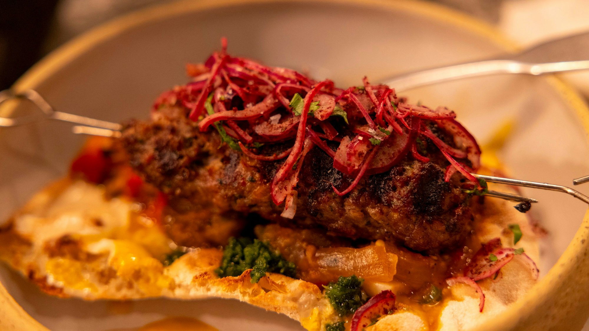 Das Lamm am Spieß ist ein Gaumenschmaus.