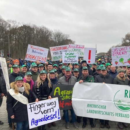 Das Foto zeigt Landwirte aus dem Rhein-Erft-Kreis, die im Dezember 2023 vor dem Brandenburger Tor gegen höhere Steuern protestiert haben.