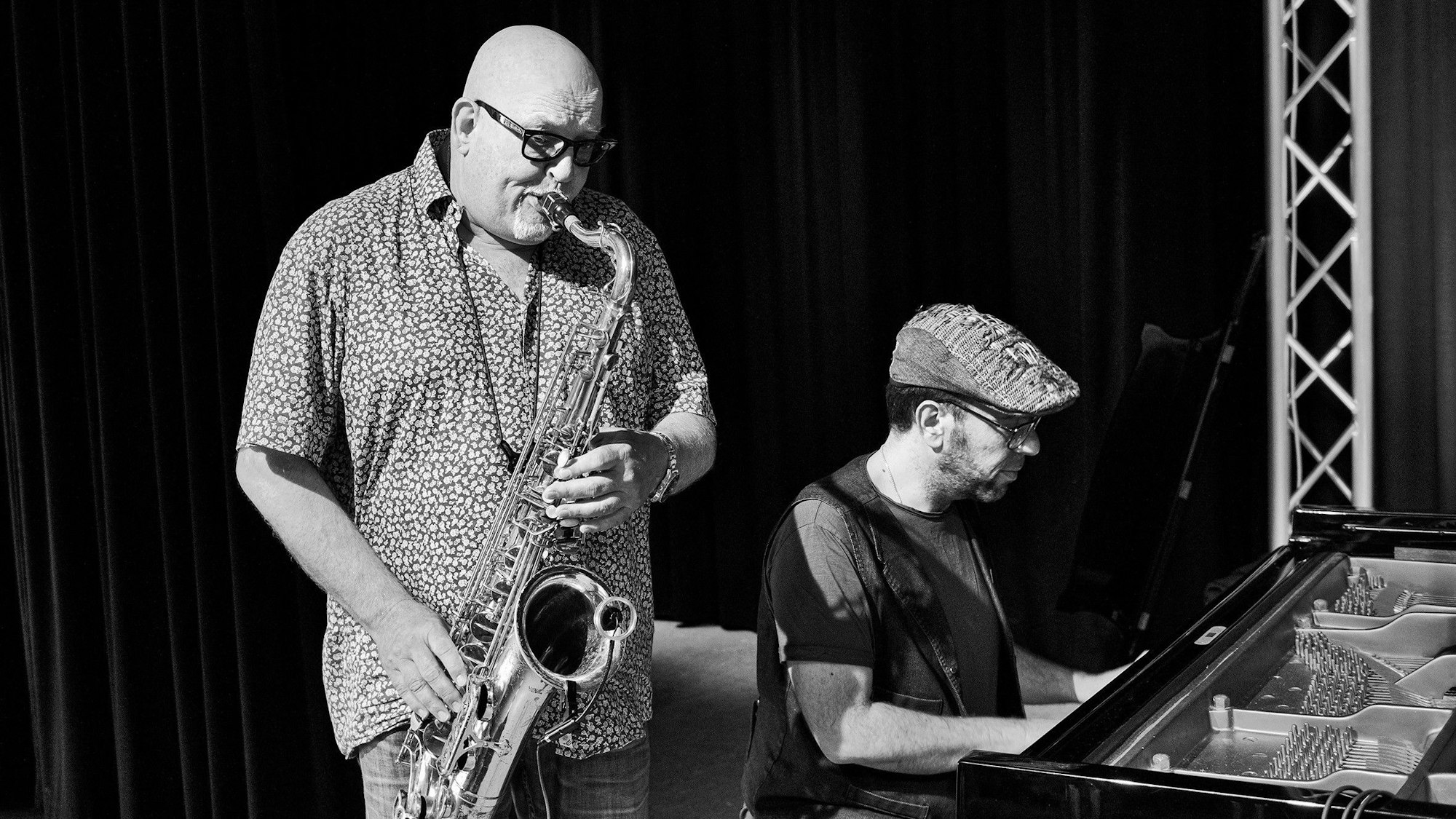 Bernd Delbrügge spielt Saxophon und Gert Kapo sitzt am Klavier