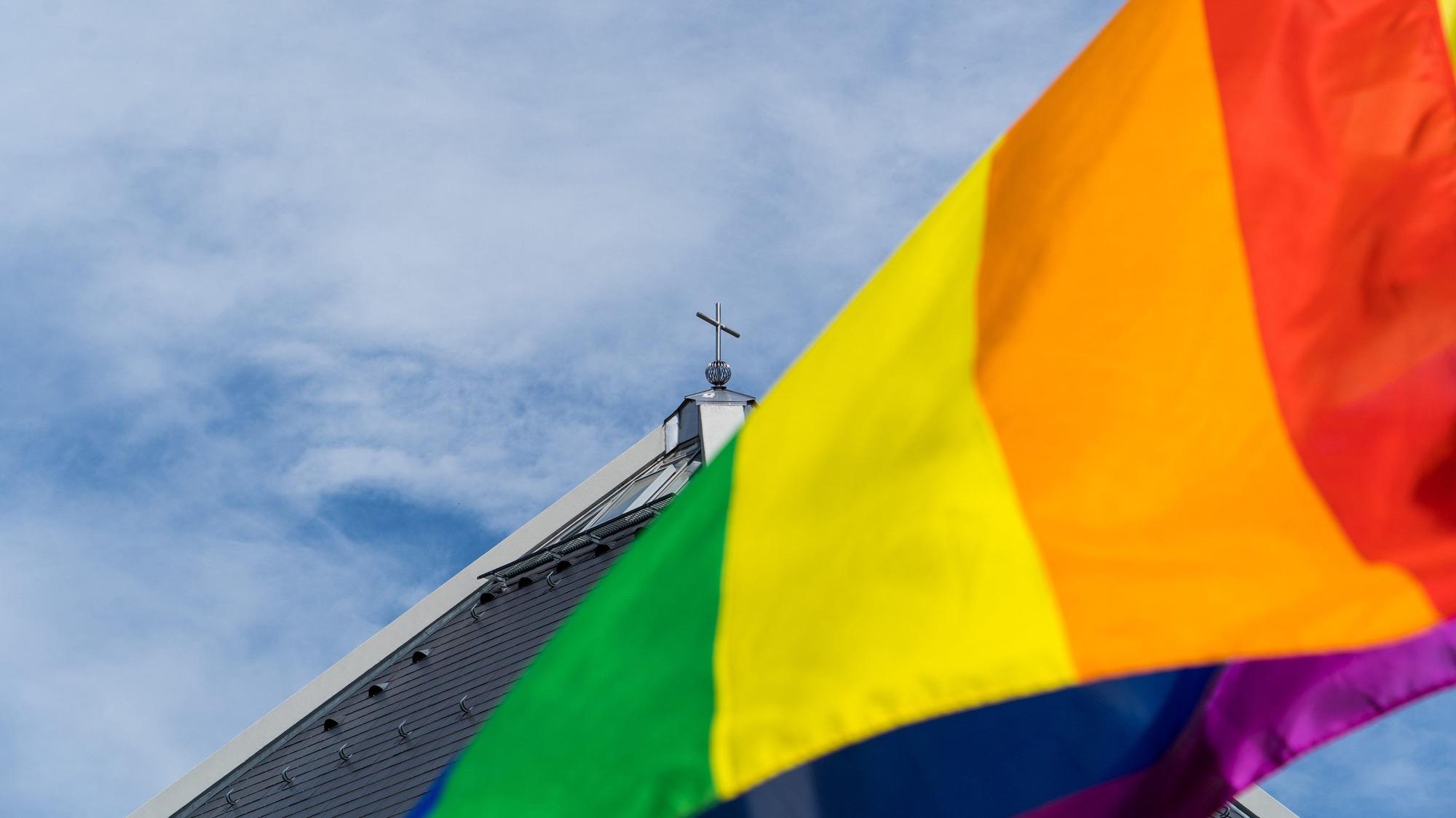 Eine Regenbogenfahne weht vor der Autobahnkirche St. Christophorus am Rande der Segnung von gleichgeschlechtlichen Paaren.