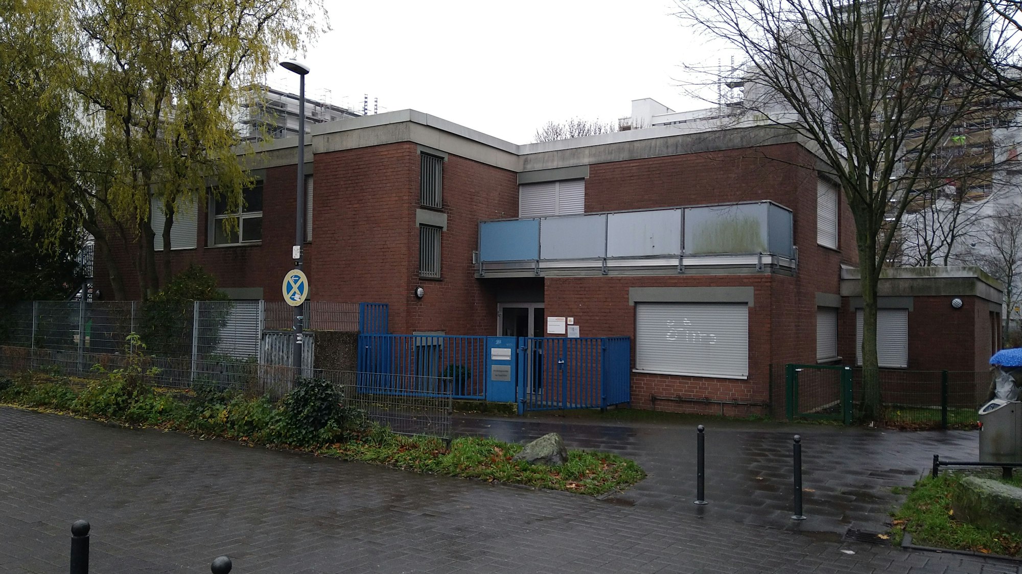 Ein zweistöckiges Bachksteingebäude ist zu sehen.